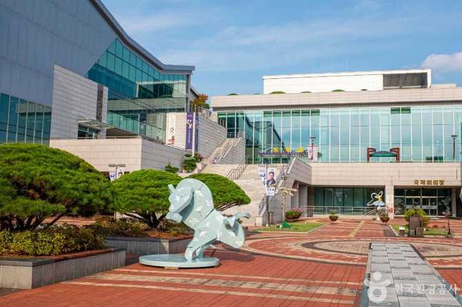 안동문화예술의전당: 지역 문화예술의 중심지와 공연시설 안내 1