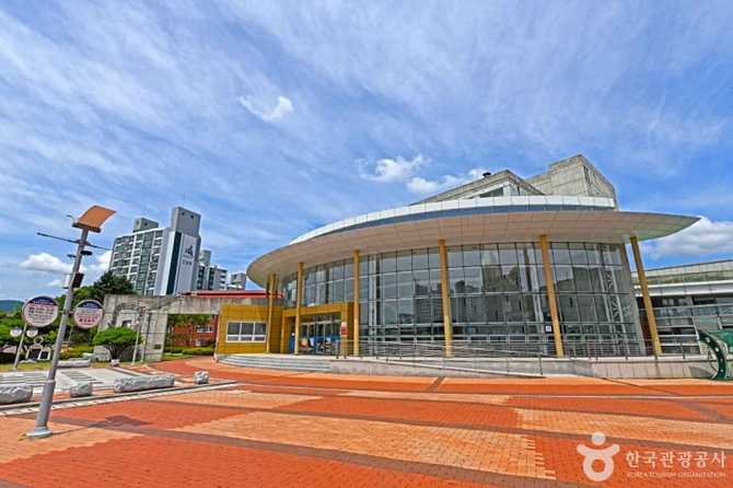 옥천문화예술회관 소개와 방문 정보 | 충청북도 옥천군 대표 공연장 1
