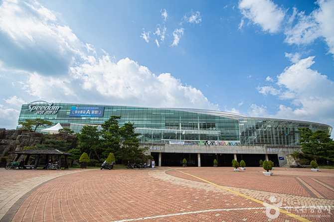 광명스피돔: 국제 규격 실내 경주장과 가족 휴게 공간 안내 1