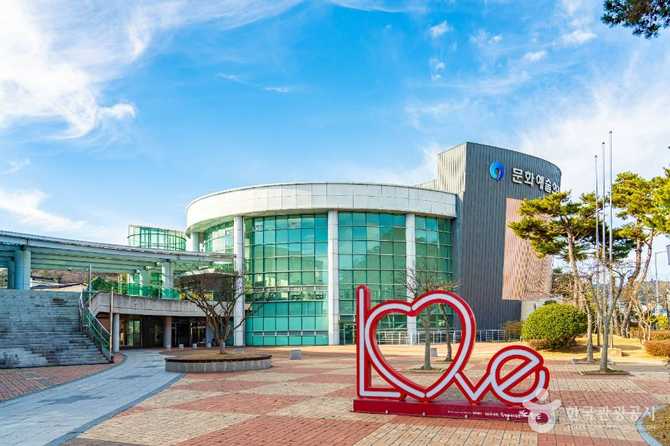 완도문화예술의전당: 지역 문화와 공연의 중심지