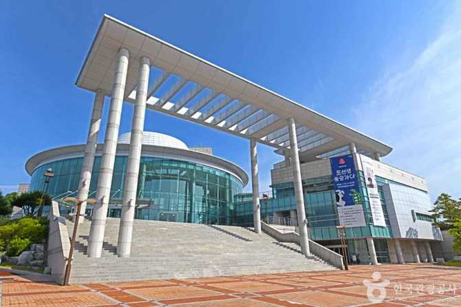 음성문화예술회관: 지역 문화 활성화와 다양한 공연이 펼쳐지는 복합문화공간