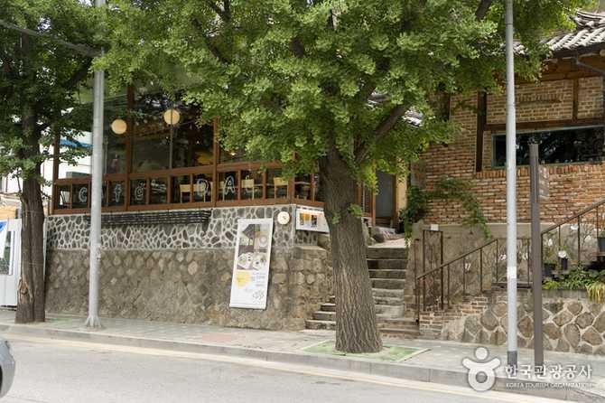 Experience Traditional Hanok Charm at - image 2