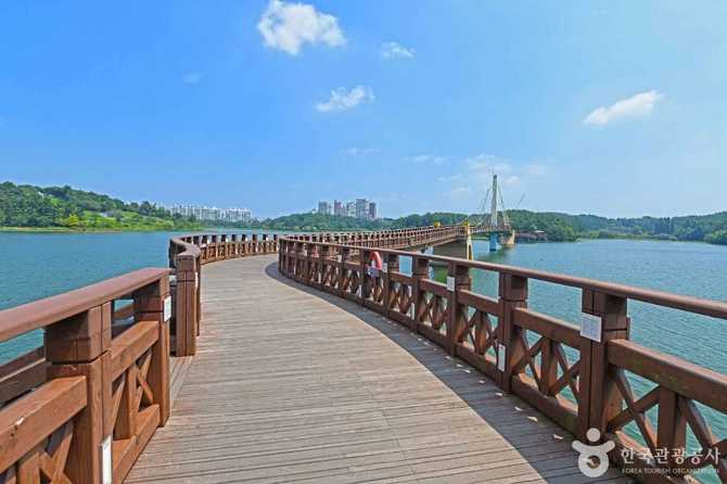 Discover Eunpyeong Water Light Bridge - image 3