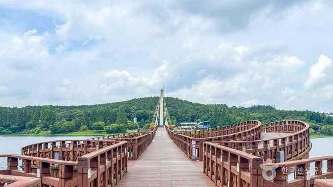 Discover Eunpyeong Water Light Bridge - image 5