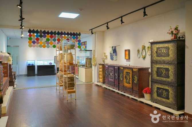 Discover Korea's First Paper Art - image 1
