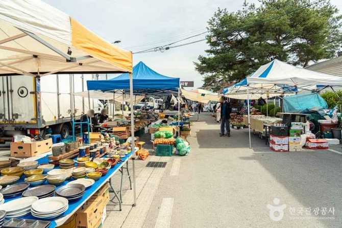 Visit Juchon Market in Yeongwol - image 4