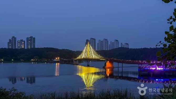 Discover Eunpyeong Water Light Bridge - image 10