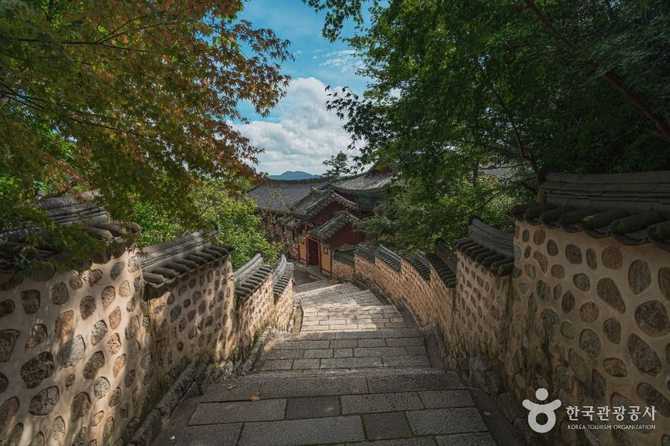 Busan Beomeosa Temple - image 3