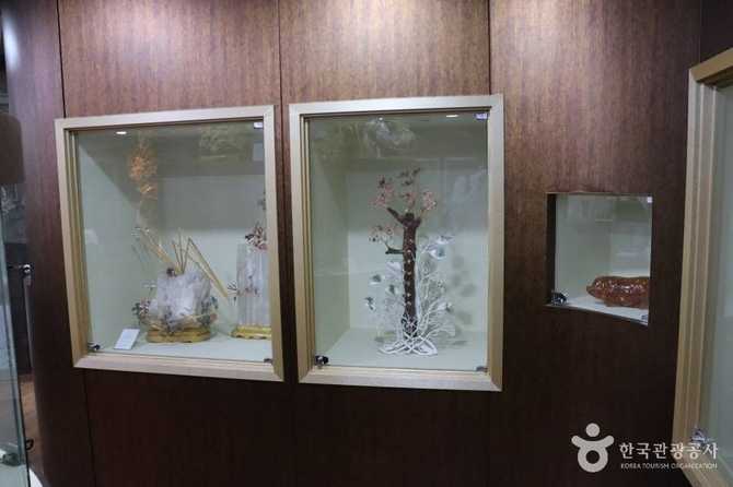서울 강남구에 위치한 창희보석예술관의 독특한 보석 작품 전시 소개 3