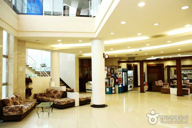 Experience the Best Beachfront Stay - image 3