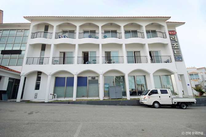Experience the Best Beachfront Stay - image 4