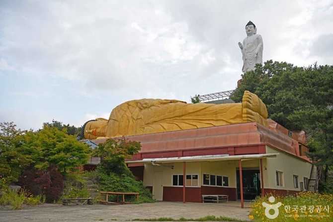Discover Sunggongsa Temple - image 5