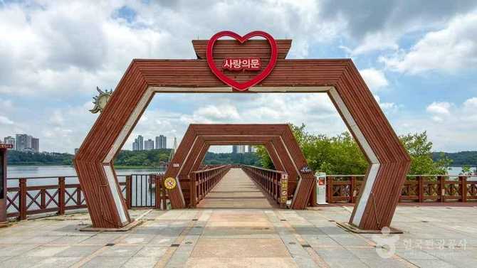 Discover Eunpyeong Water Light Bridge - image 8
