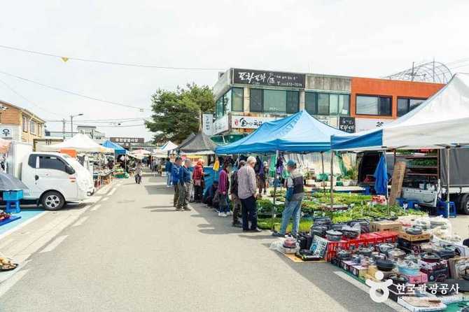 Visit Juchon Market in Yeongwol - image 9