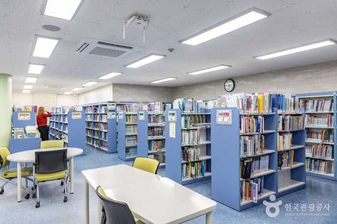 통영시립도서관: 지역 문화와 지식 정보의 중심지 7
