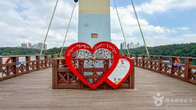 Discover Eunpyeong Water Light Bridge - image 13