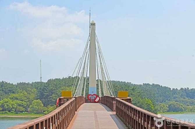 Discover Eunpyeong Water Light Bridge - image 11