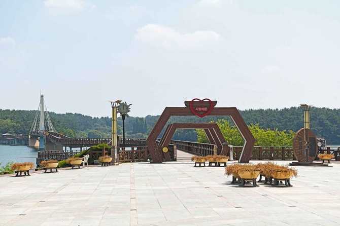 Discover Eunpyeong Water Light Bridge - image 14