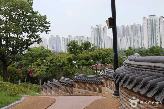 Explore Taehwagang National Garden - image 10